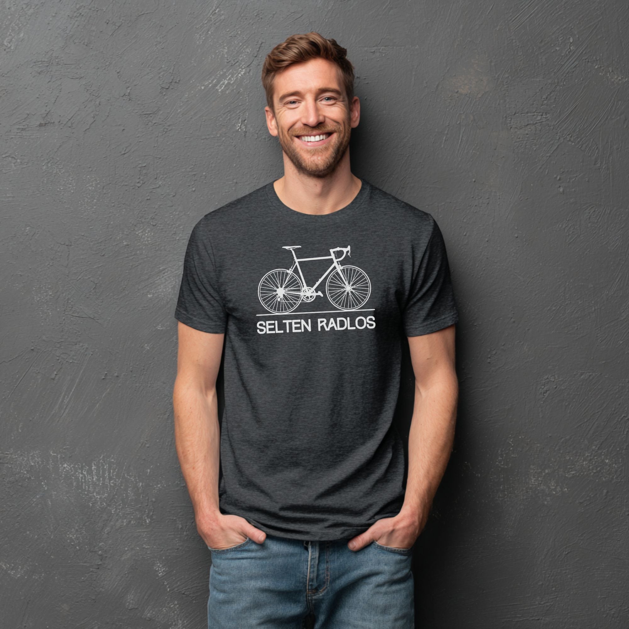 Dunkelgraues Männer-Shirt mit humorvollem Fahrrad-Spruch ‚Selten Radlos‘ und Retro-Hintergrund.