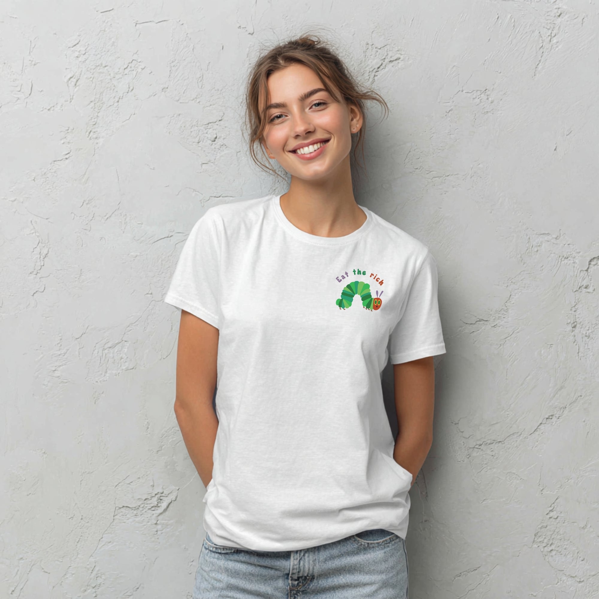 Modell trägt weißes T-Shirt mit Raupe Nimmersatt und „Eat the Rich“ Brustaufdruck, politisches Statement-Shirt