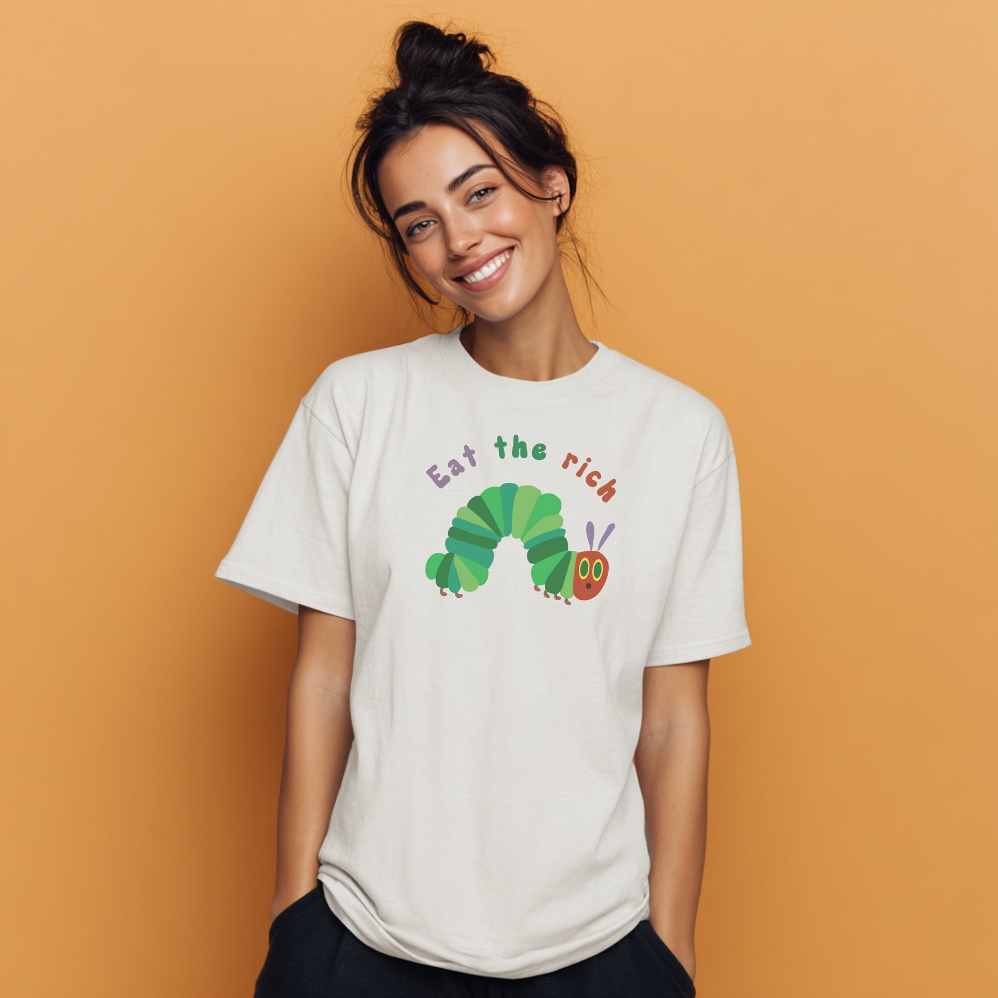 Modell trägt weißes T-Shirt mit Raupe Nimmersatt und „Eat the Rich“-Schriftzug, Unisex Statement-Shirt