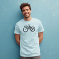 Hellblaues Männer-T-Shirt mit ‚Bike‘ Motiv, kombiniert mit einem Rennrad-Design, getragen von einem Model.