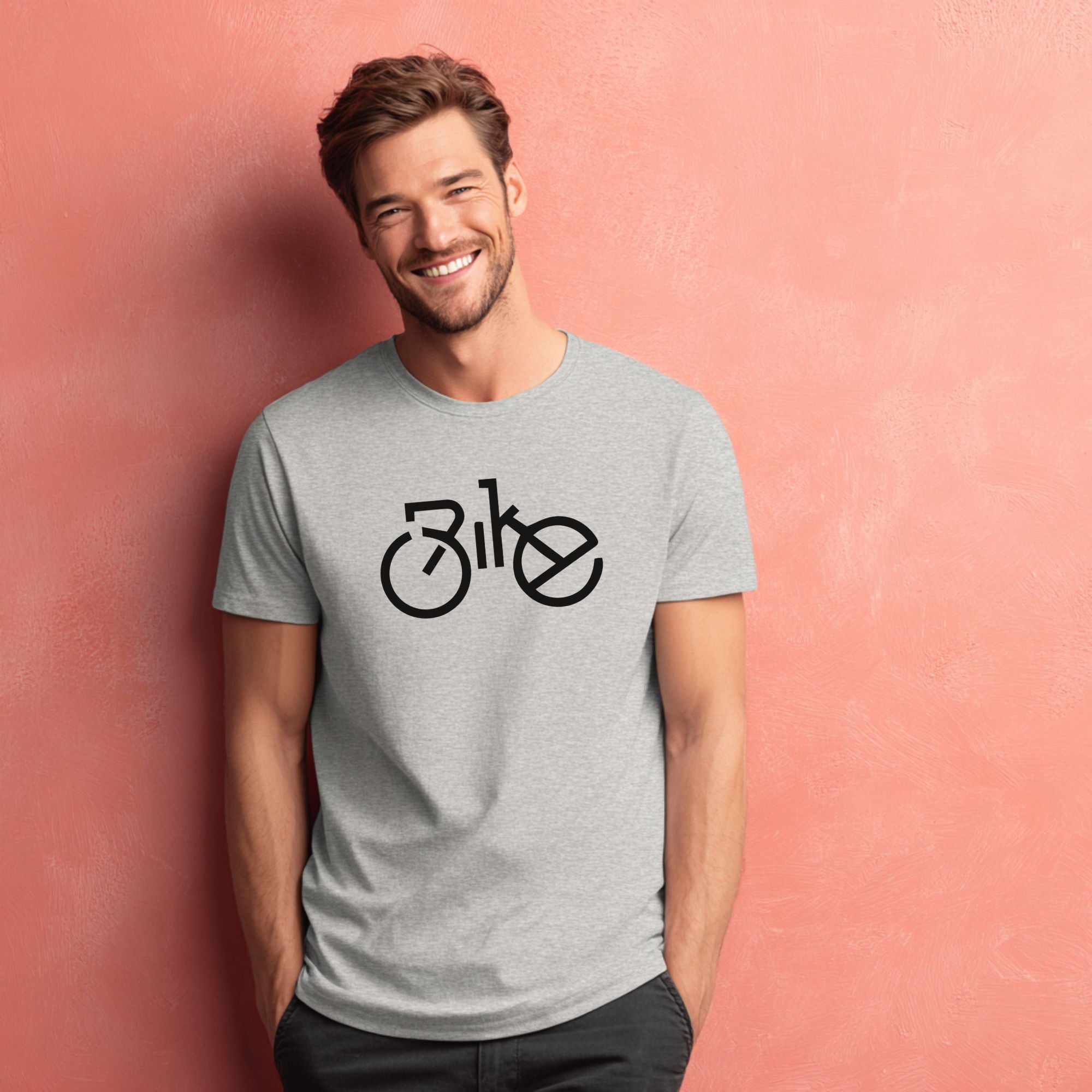 Hellgraues Fahrrad-T-Shirt mit stylischem Rennrad-Bike Motiv, getragen von einem männlichen Model.