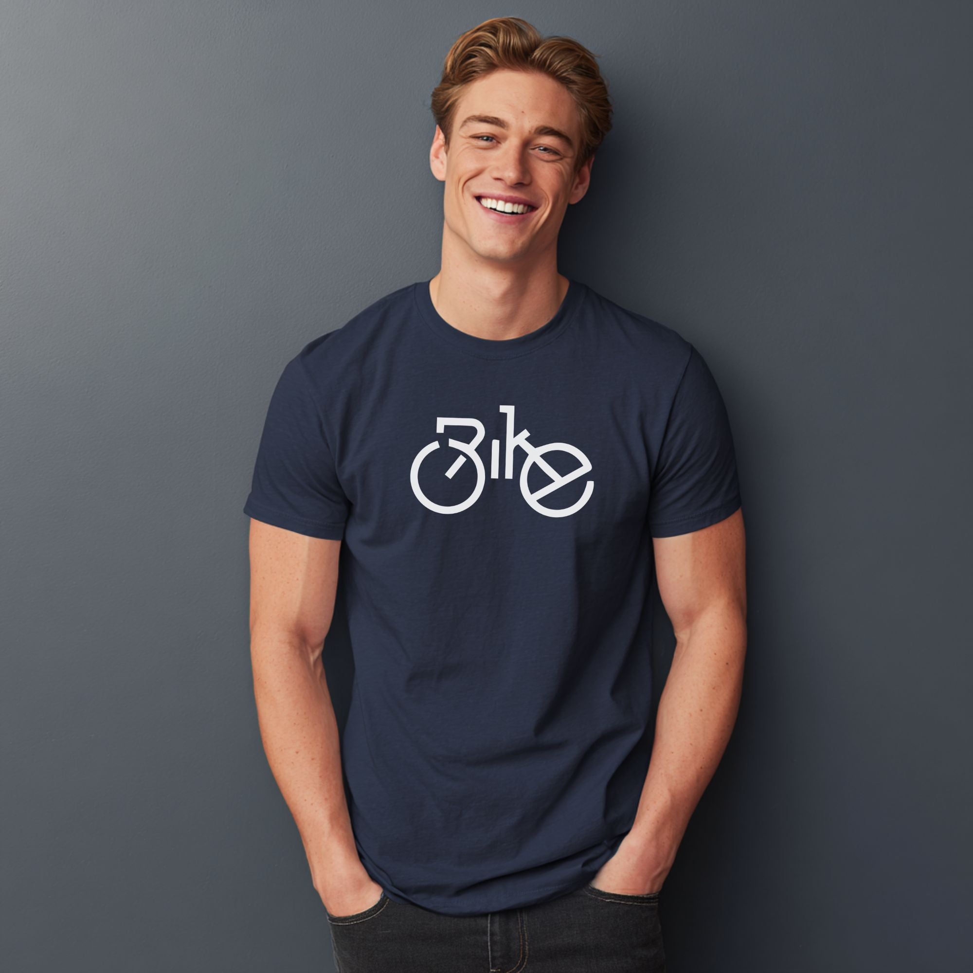 Marineblaues Herren-T-Shirt mit Fahrrad-Design, Rennrad formt das Wort ‚Bike‘.