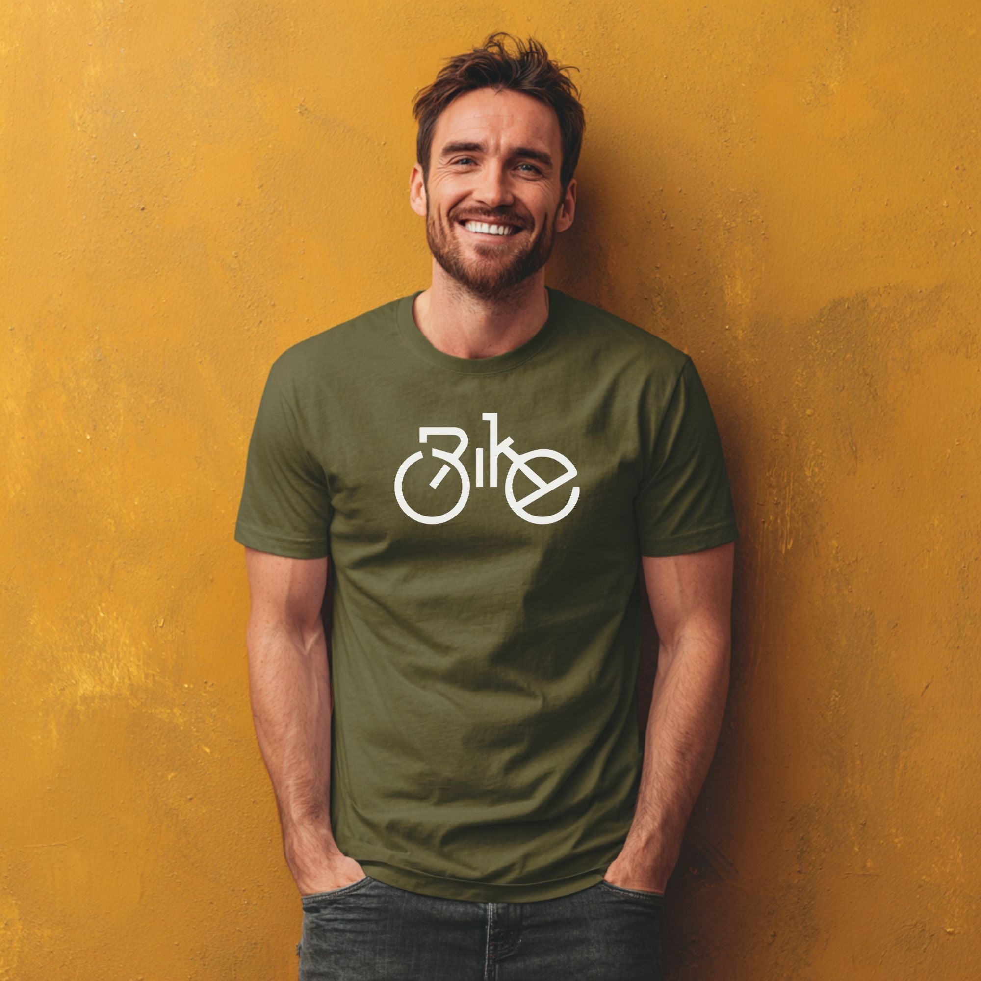 Militärgrünes Herren-Shirt mit Fahrradgrafik, Rennrad bildet das Wort ‚Bike‘.