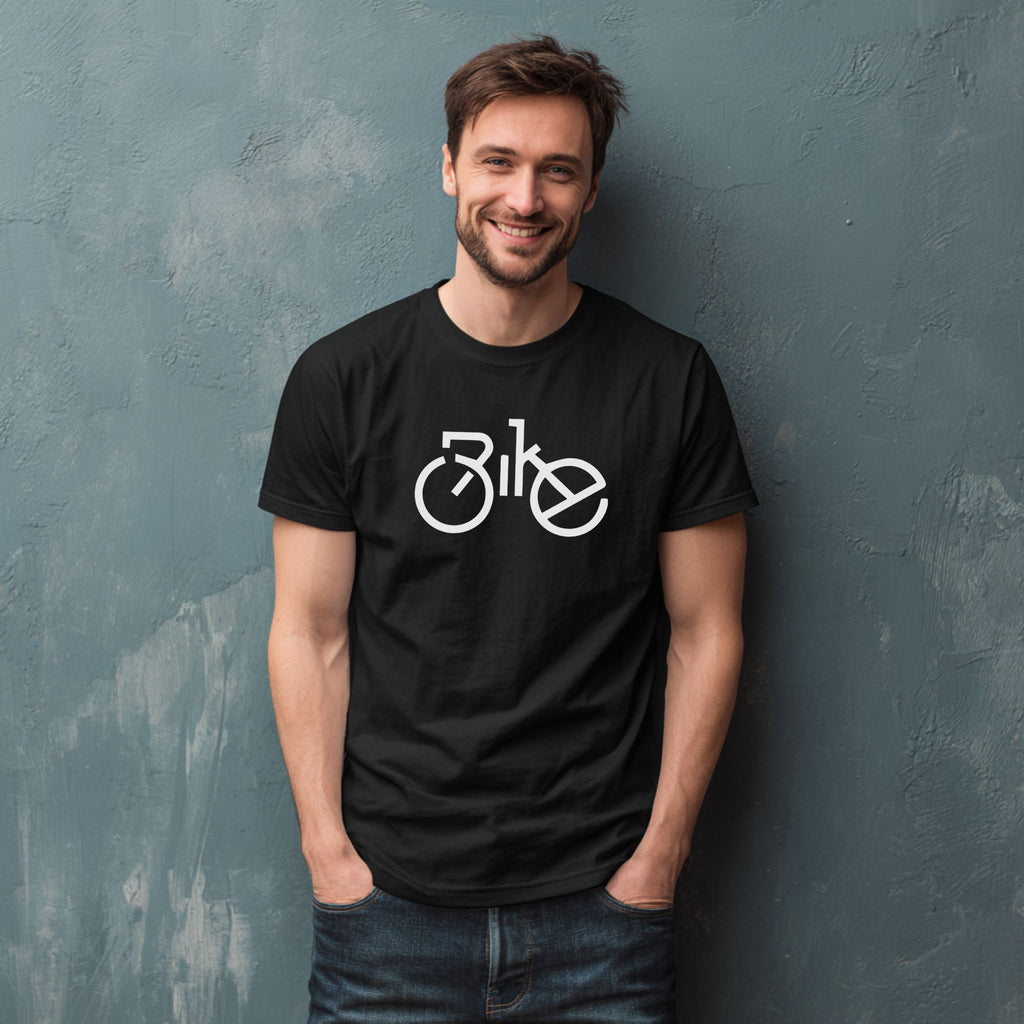 Schwarzes ‚Bike‘ T-Shirt für Radfahrer mit kreativem Rennrad-Schriftzug, getragen von einem Mann im Freizeitlook.