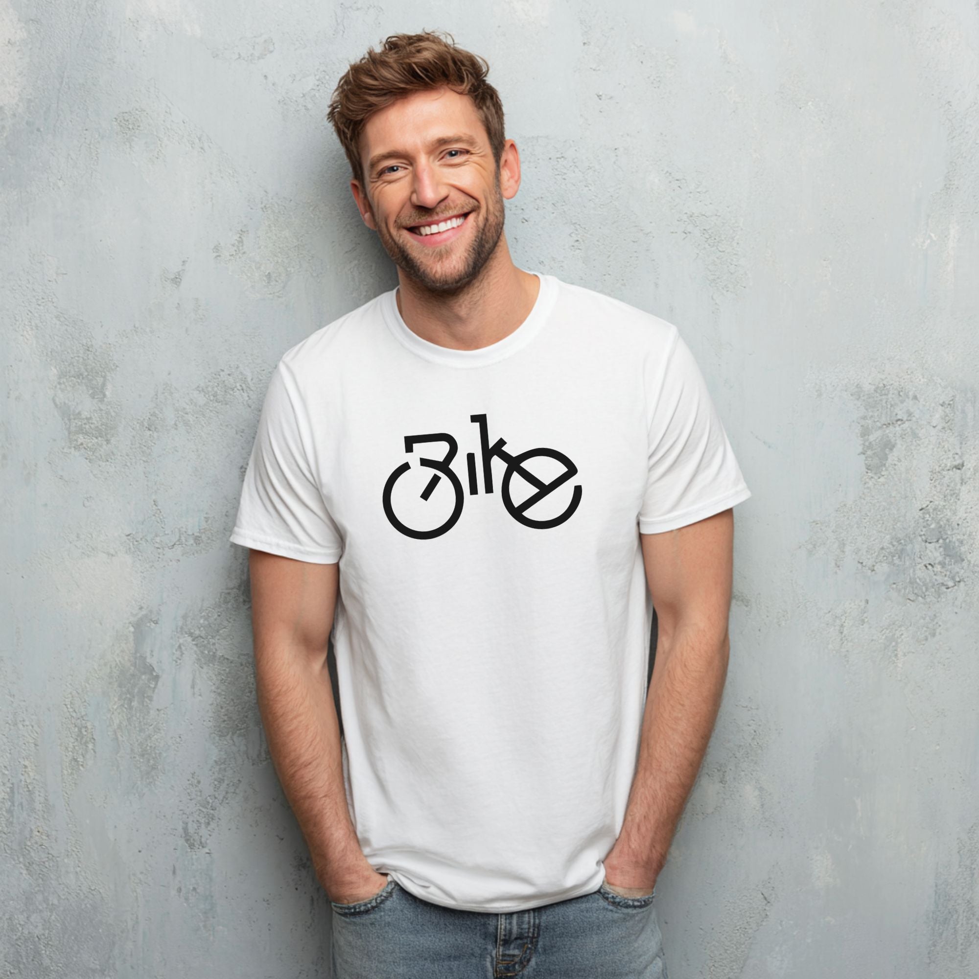 Weißes Männer-T-Shirt mit Rennrad-Motiv, das das Wort ‚BIKE‘ darstellt – getragen von einem Model.