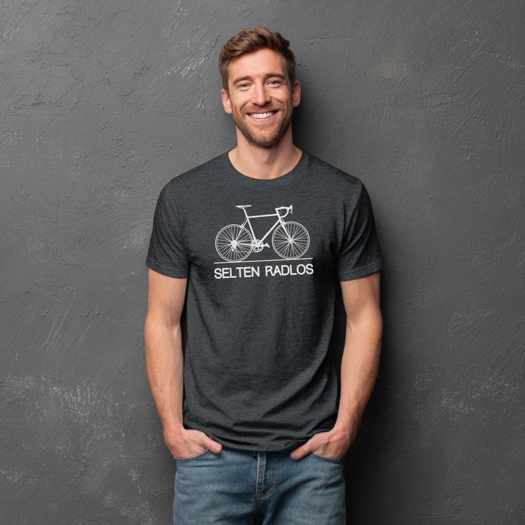 Dunkelgraues Männer-Shirt mit humorvollem Fahrrad-Spruch ‚Selten Radlos‘ und Retro-Hintergrund.