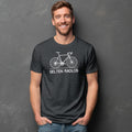 Dunkelgraues Männer-Shirt mit humorvollem Fahrrad-Spruch ‚Selten Radlos‘ und Retro-Hintergrund.