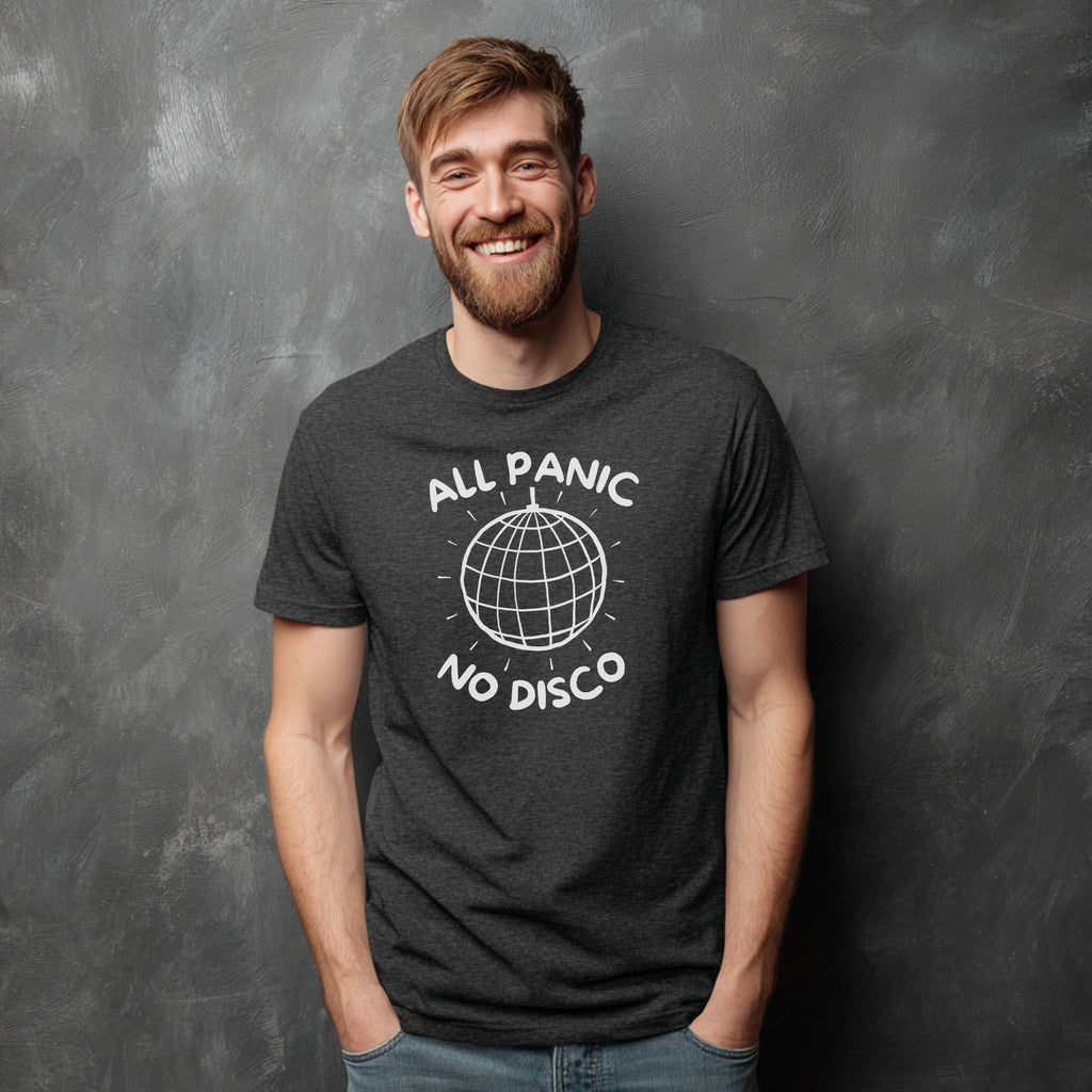 Modell trägt dunkelgraues T-Shirt mit „All Panic No Disco“ und Discokugel-Design, lustiges Partyshirt
