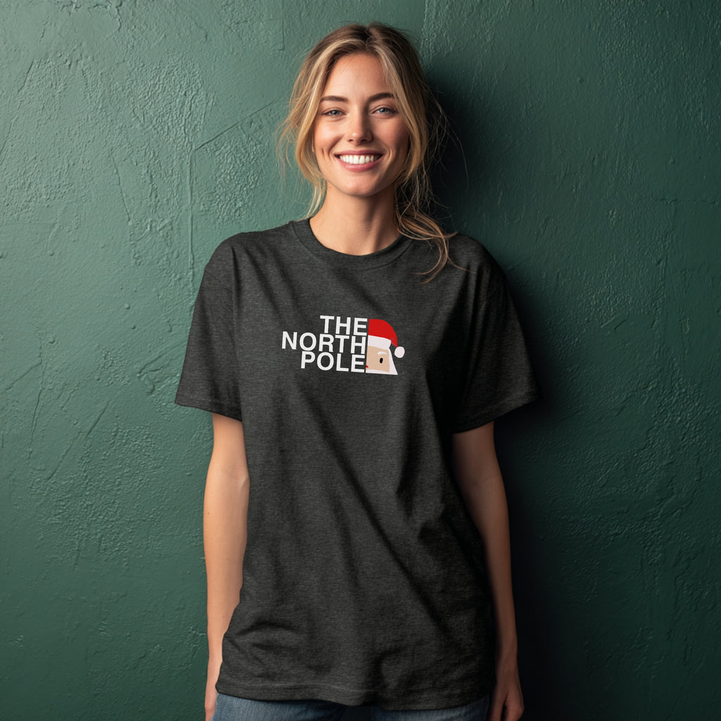 Modell trägt dunkelgraues T-Shirt mit „The North Pole“-Aufdruck, lustiges Weihnachtsmotiv
