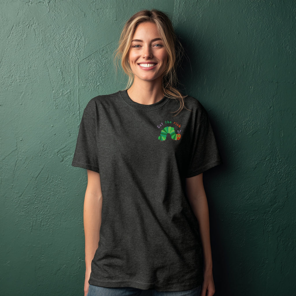Modell trägt dunkelgraues T-Shirt mit Raupe Nimmersatt und „Eat the Rich“ Brustaufdruck, politisches Statement-Shirt