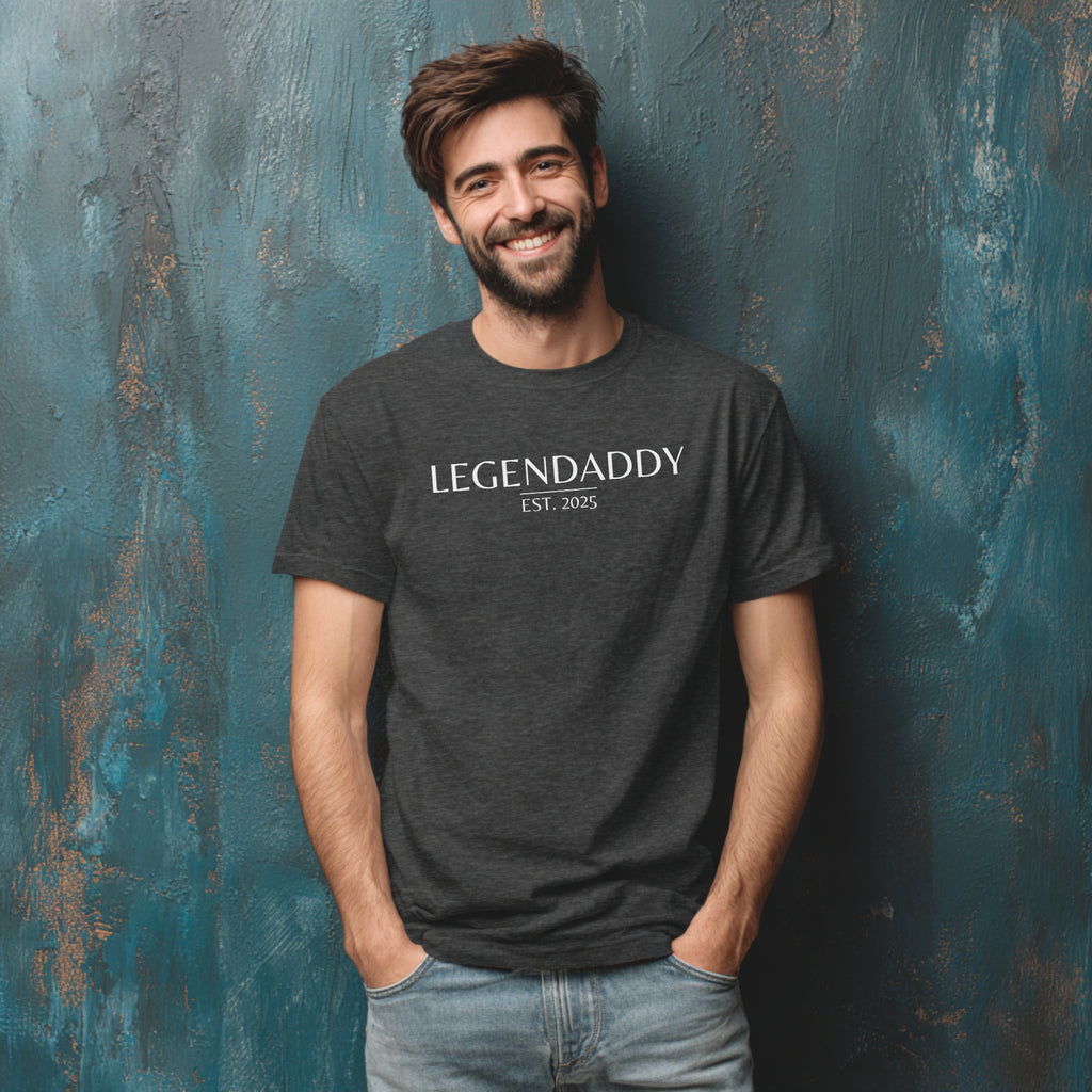 Modell trägt dunkelgraues T-Shirt mit „Legendaddy“ Schriftzug und personalisierbarem Jahr, lustiges Vatertagsgeschenk