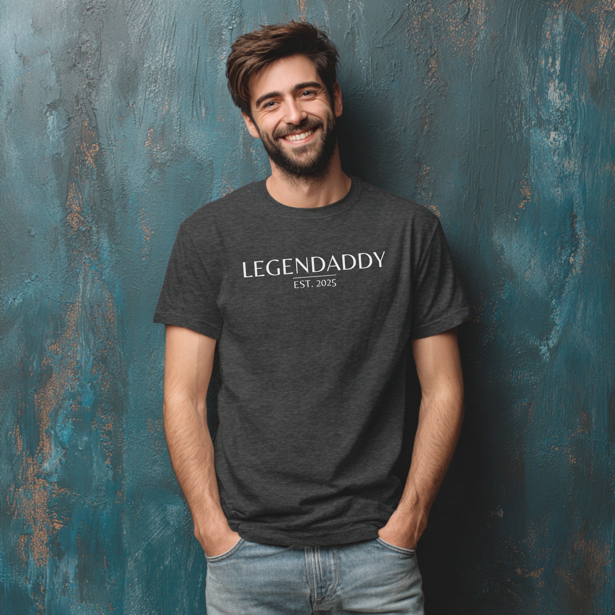 Modell trägt dunkelgraues T-Shirt mit „Legendaddy“ Schriftzug und personalisierbarem Jahr, lustiges Vatertagsgeschenk