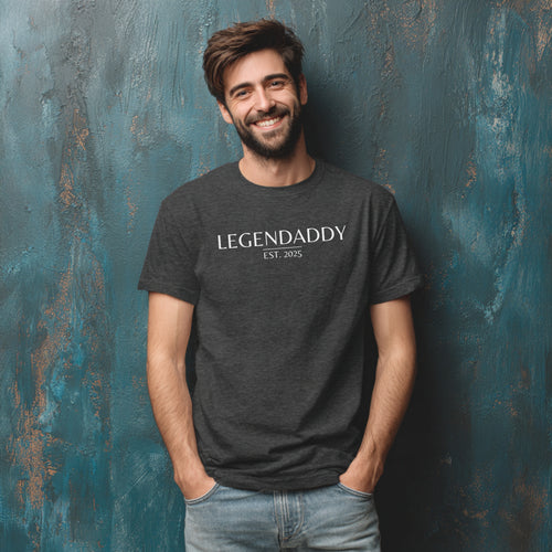 Modell trägt dunkelgraues T-Shirt mit „Legendaddy“ Schriftzug und personalisierbarem Jahr, lustiges Vatertagsgeschenk