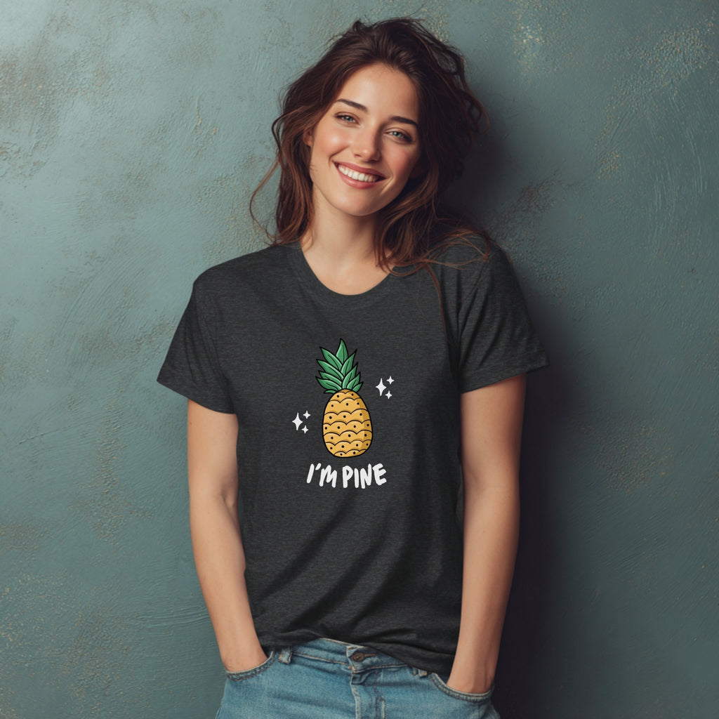 Modell trägt dunkelgraues T-Shirt mit Ananas und „I'm Pine“-Aufdruck, lustiges Spruchshirt