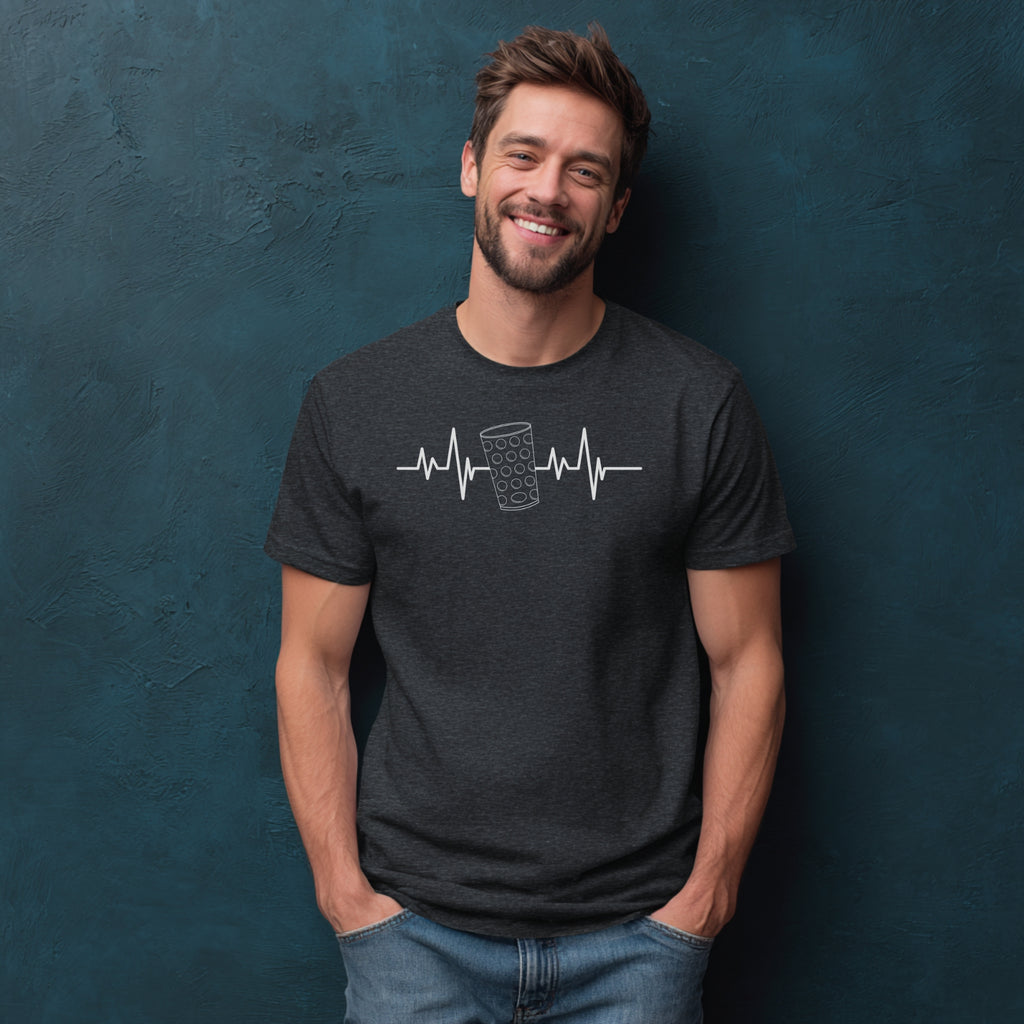 Modell trägt dunkelgraues T-Shirt mit Dubbeglas und Herzschlag-Motiv, lustiges Weinshirt für Pfalzfans