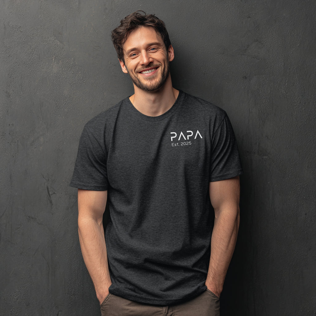 Modell trägt dunkelgraues T-Shirt mit „Papa“ Schriftzug und personalisierbarem Jahr, Geschenk für Väter