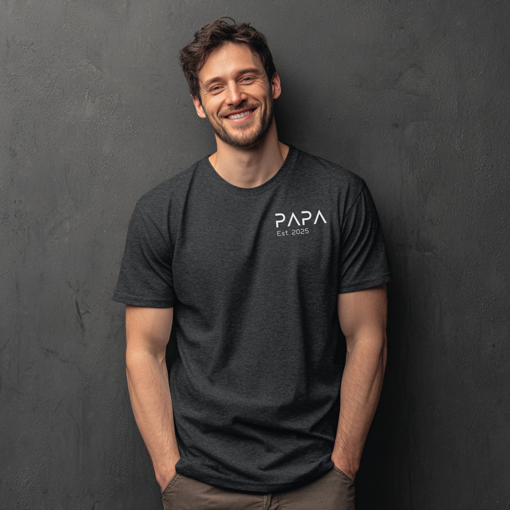 Modell trägt dunkelgraues T-Shirt mit „Papa“ Schriftzug und personalisierbarem Jahr, Geschenk für Väter