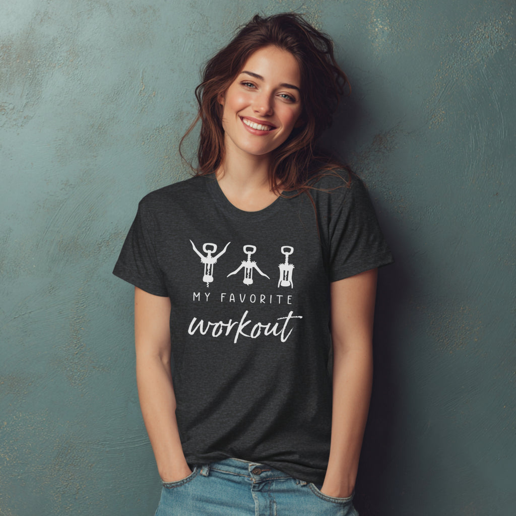 Modell trägt dunkelgraues T-Shirt mit „My favourite Workout“ Korkenzieher-Hampelmann Motiv, Unisex, Frontdruck
