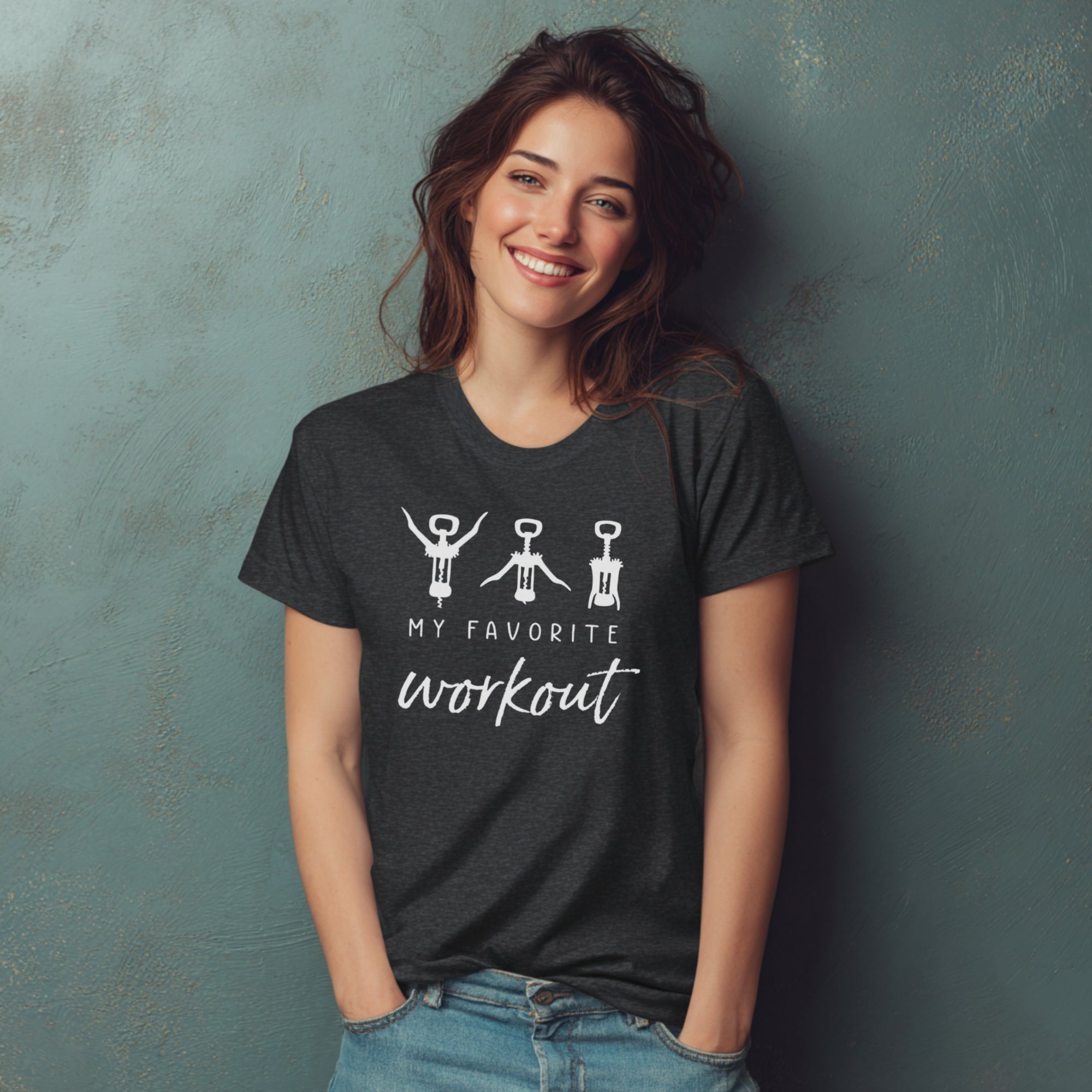 Modell trägt dunkelgraues T-Shirt mit „My favourite Workout“ Korkenzieher-Hampelmann Motiv, Unisex, Frontdruck