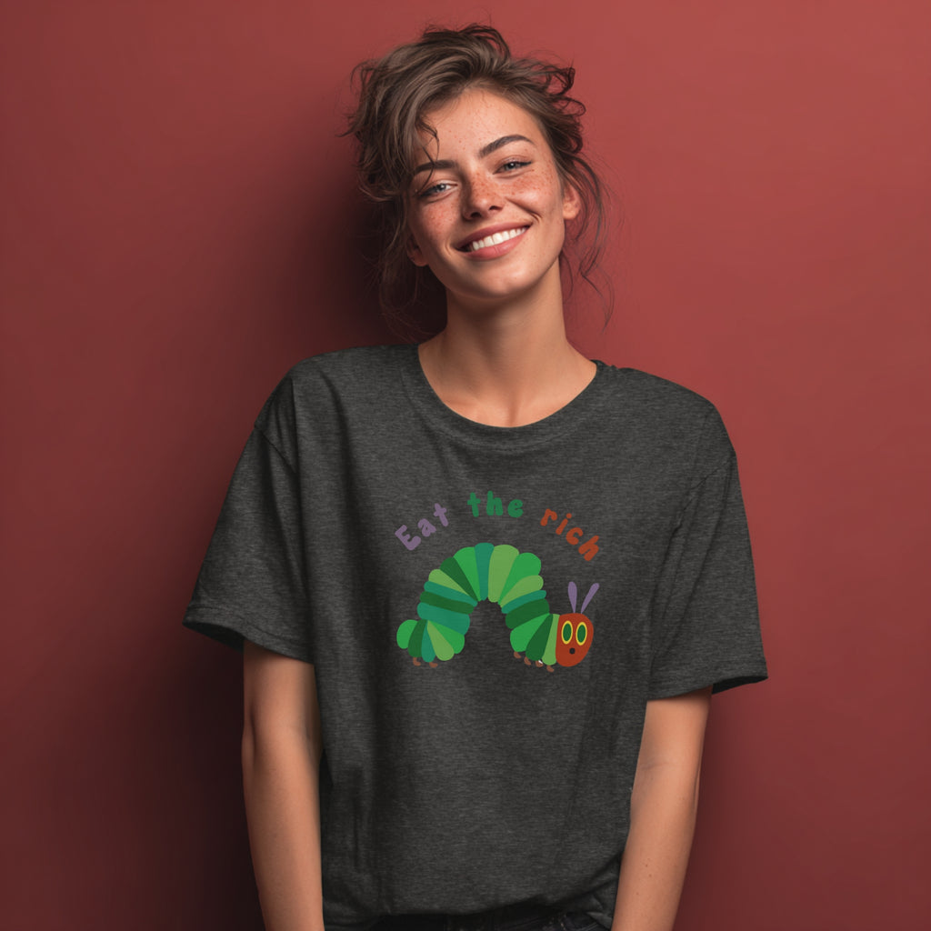 Modell trägt dunkelgraues T-Shirt mit Raupe Nimmersatt und „Eat the Rich“-Schriftzug, Unisex Statement-Shirt