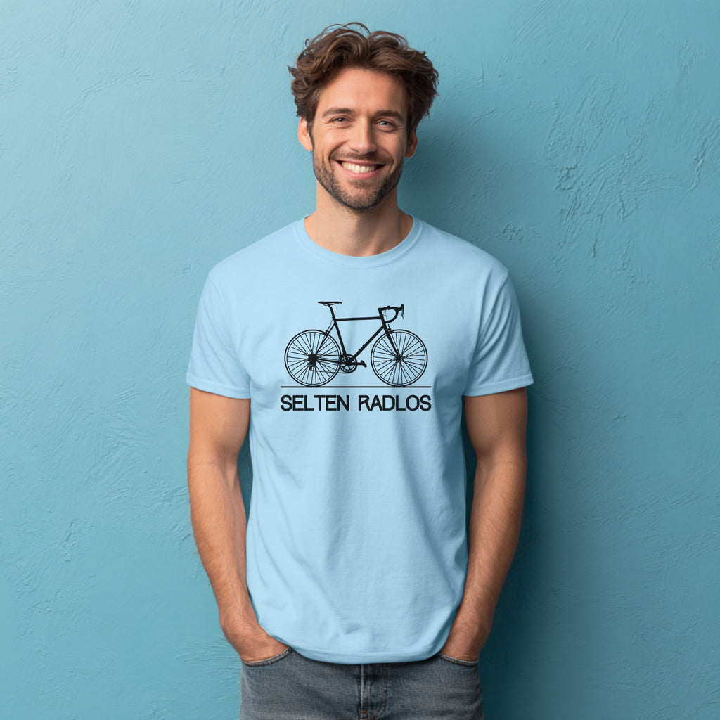 Hellblaues Männer-T-Shirt mit Retro-Fahrrad-Design und Aufdruck ‚Selten Radlos‘, getragen von einem Model.