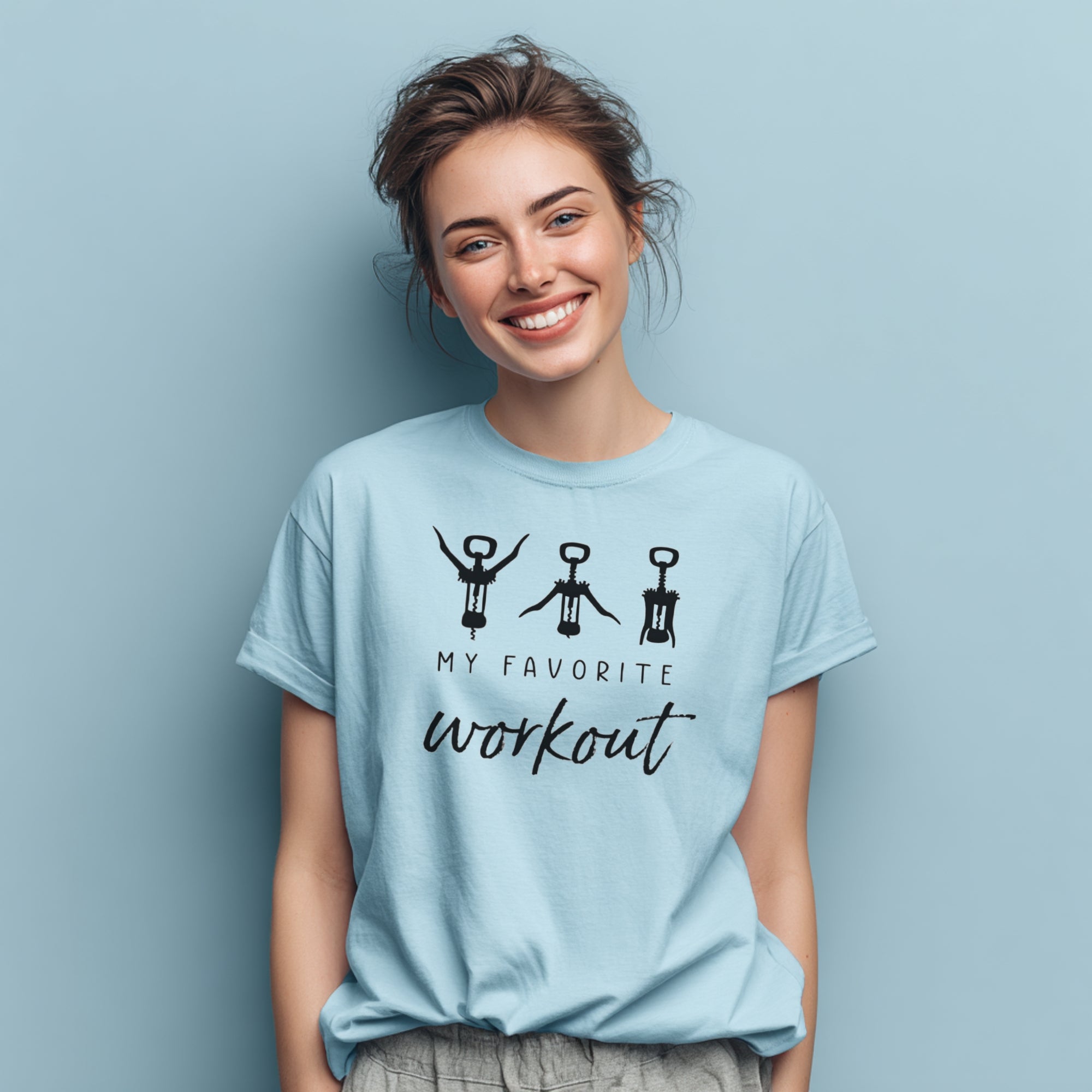 Modell trägt hellblaues T-Shirt mit „My favourite Workout“ Korkenzieher-Hampelmann Motiv, Unisex, Frontdruck