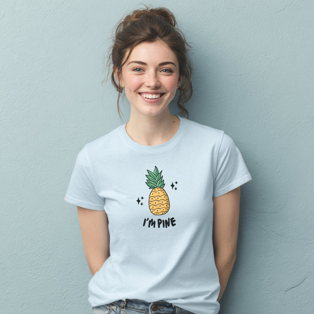 Modell trägt hellblaues T-Shirt mit Ananas und „I'm Pine“-Aufdruck, lustiges Spruchshirt
