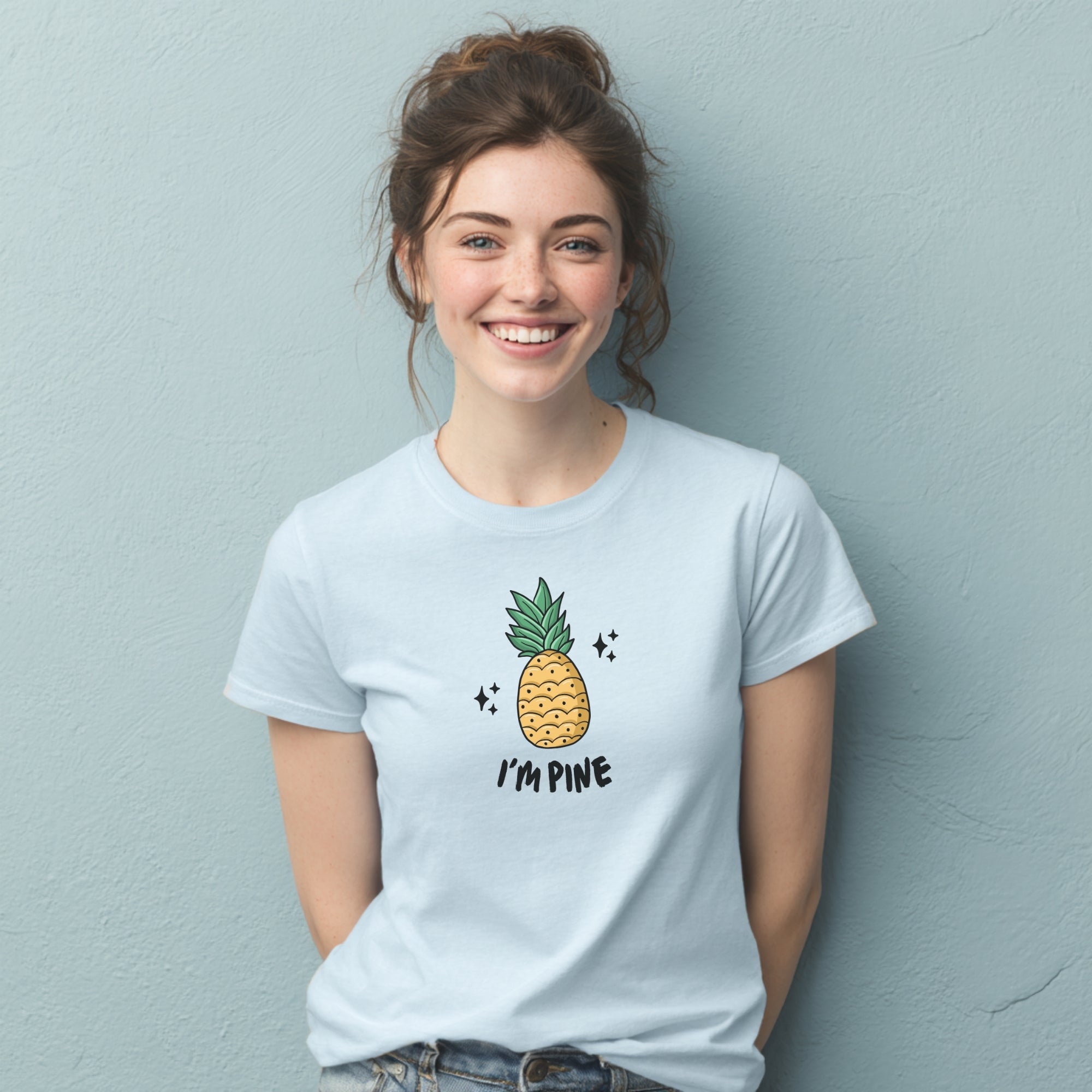 Modell trägt hellblaues T-Shirt mit Ananas und „I'm Pine“-Aufdruck, lustiges Spruchshirt