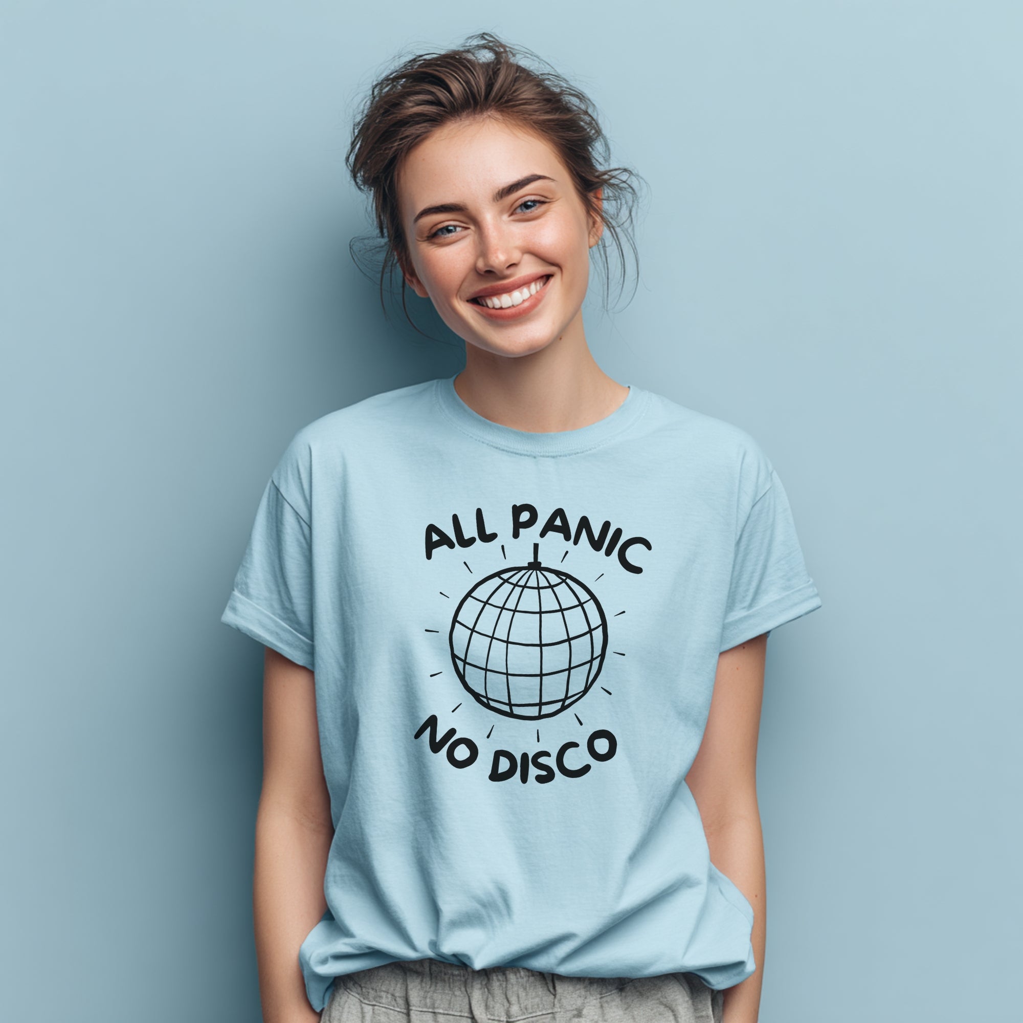 Modell trägt hellblaues T-Shirt mit „All Panic No Disco“ und Discokugel-Design, lustiges Partyshirt