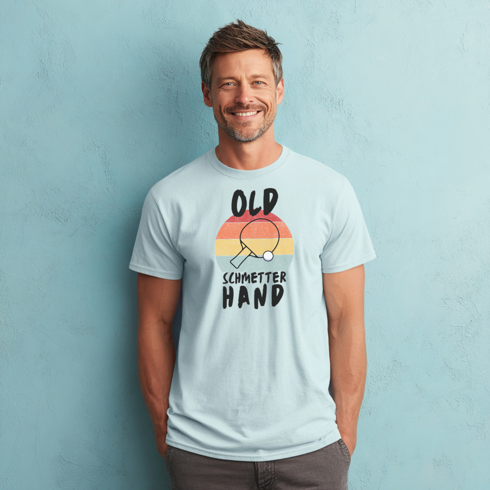 Hellblaues Unisex T-Shirt mit 'Old Schmetterhand' Spruch und Tischtennisschläger Motiv.