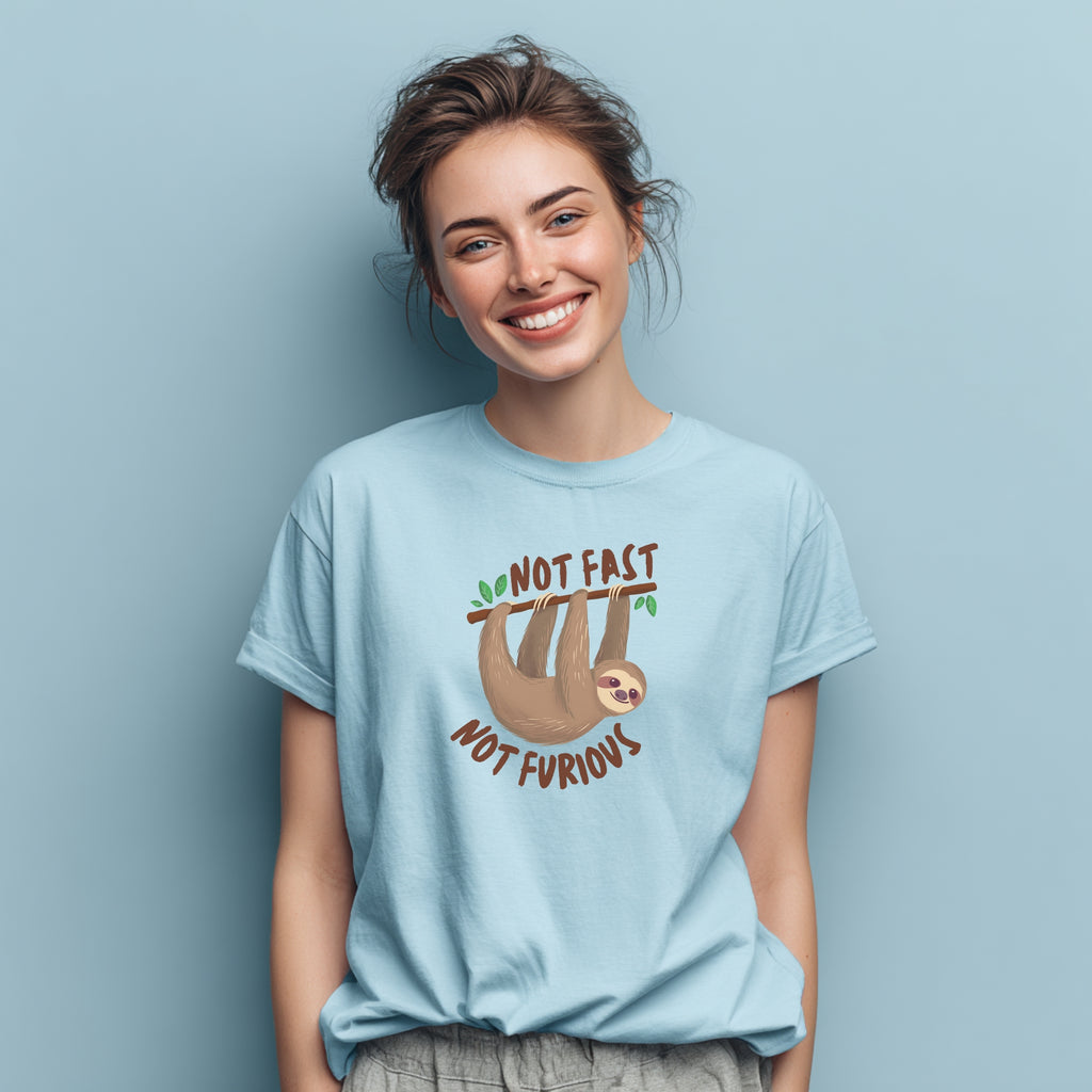 Modell trägt hellblaues T-Shirt mit Faultier und „Not Fast Not Furious“-Spruch, lustiges Shirt