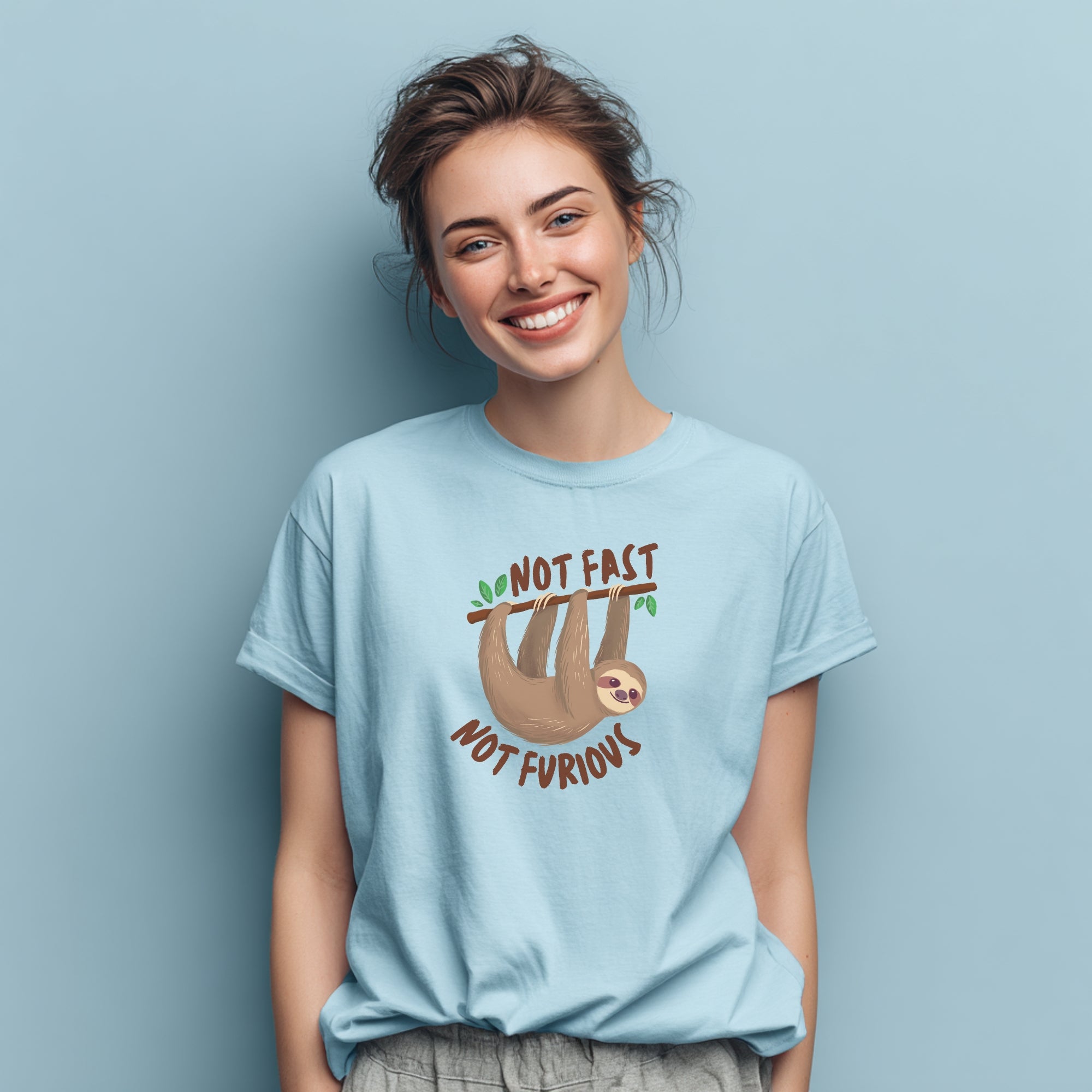 Modell trägt hellblaues T-Shirt mit Faultier und „Not Fast Not Furious“-Spruch, lustiges Shirt
