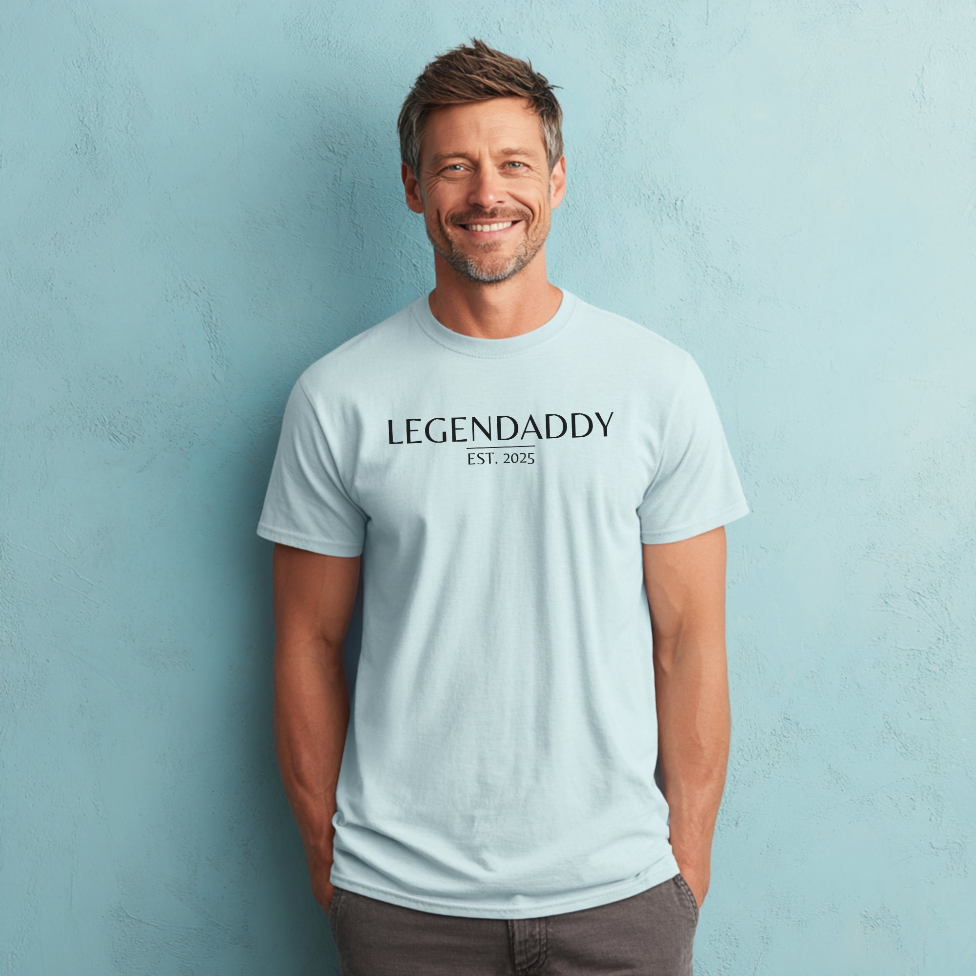 Modell trägt hellblaues T-Shirt mit „Legendaddy“ Schriftzug und personalisierbarem Jahr, lustiges Vatertagsgeschenk