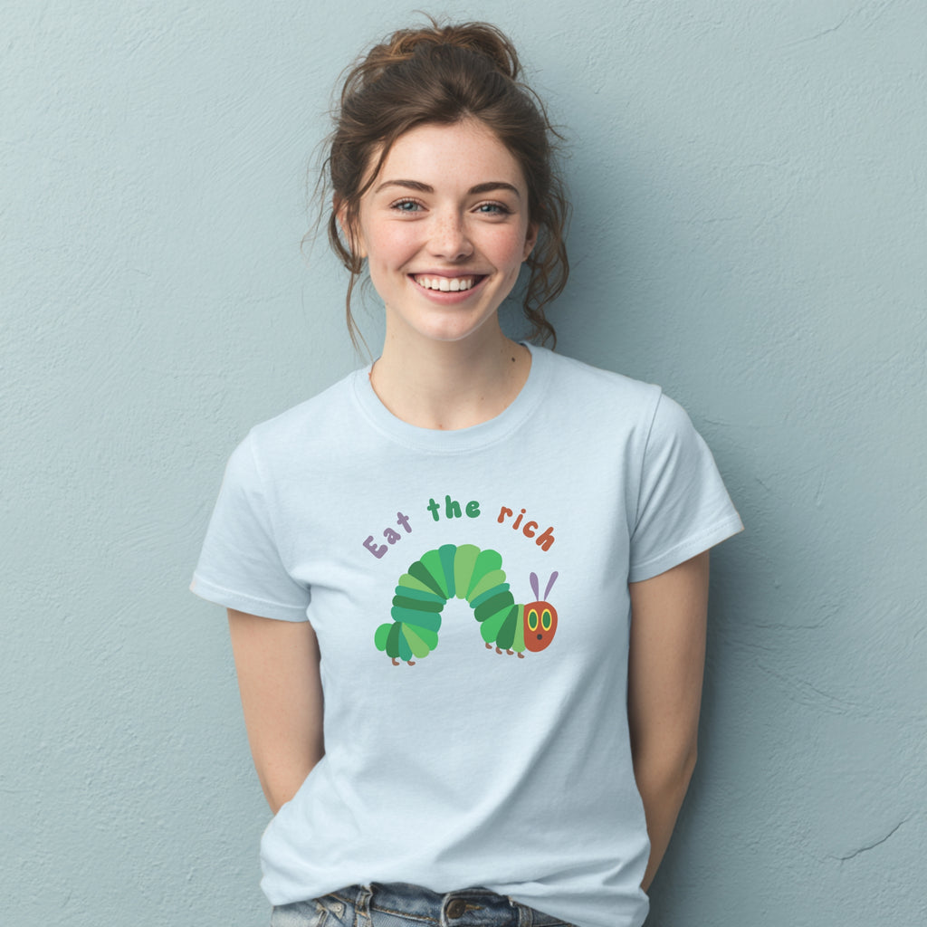 Modell trägt hellblaues T-Shirt mit Raupe Nimmersatt und „Eat the Rich“-Schriftzug, Unisex Statement-Shirt