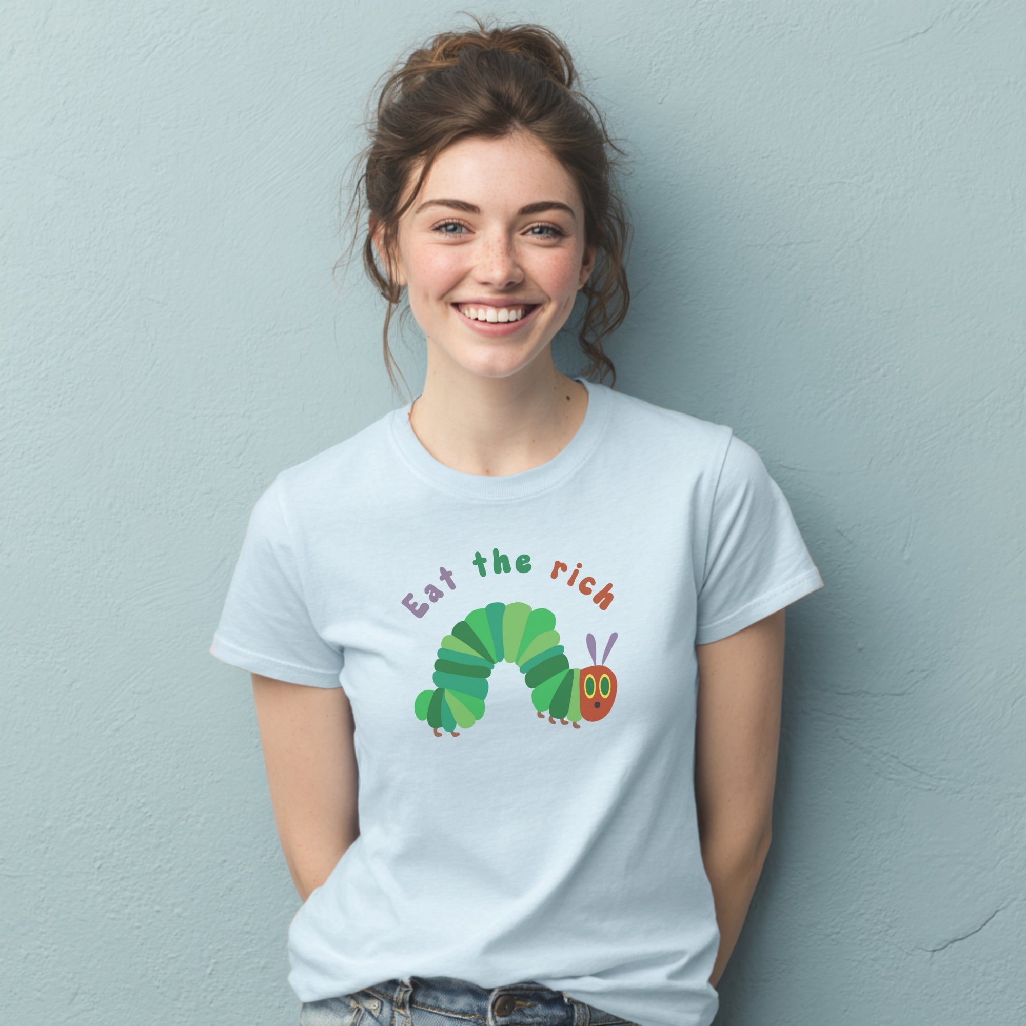 Modell trägt hellblaues T-Shirt mit Raupe Nimmersatt und „Eat the Rich“-Schriftzug, Unisex Statement-Shirt