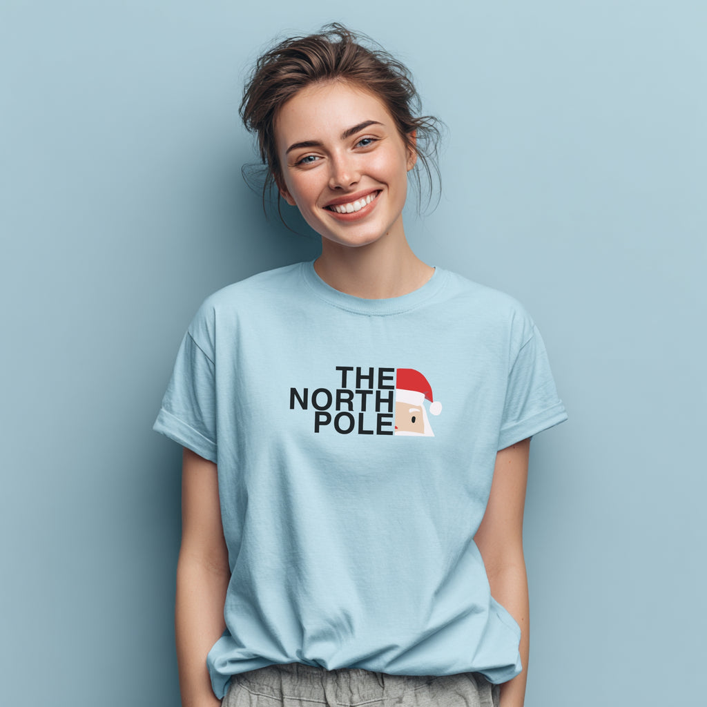 Modell trägt hellblaues T-Shirt mit „The North Pole“-Aufdruck, lustiges Weihnachtsmotiv