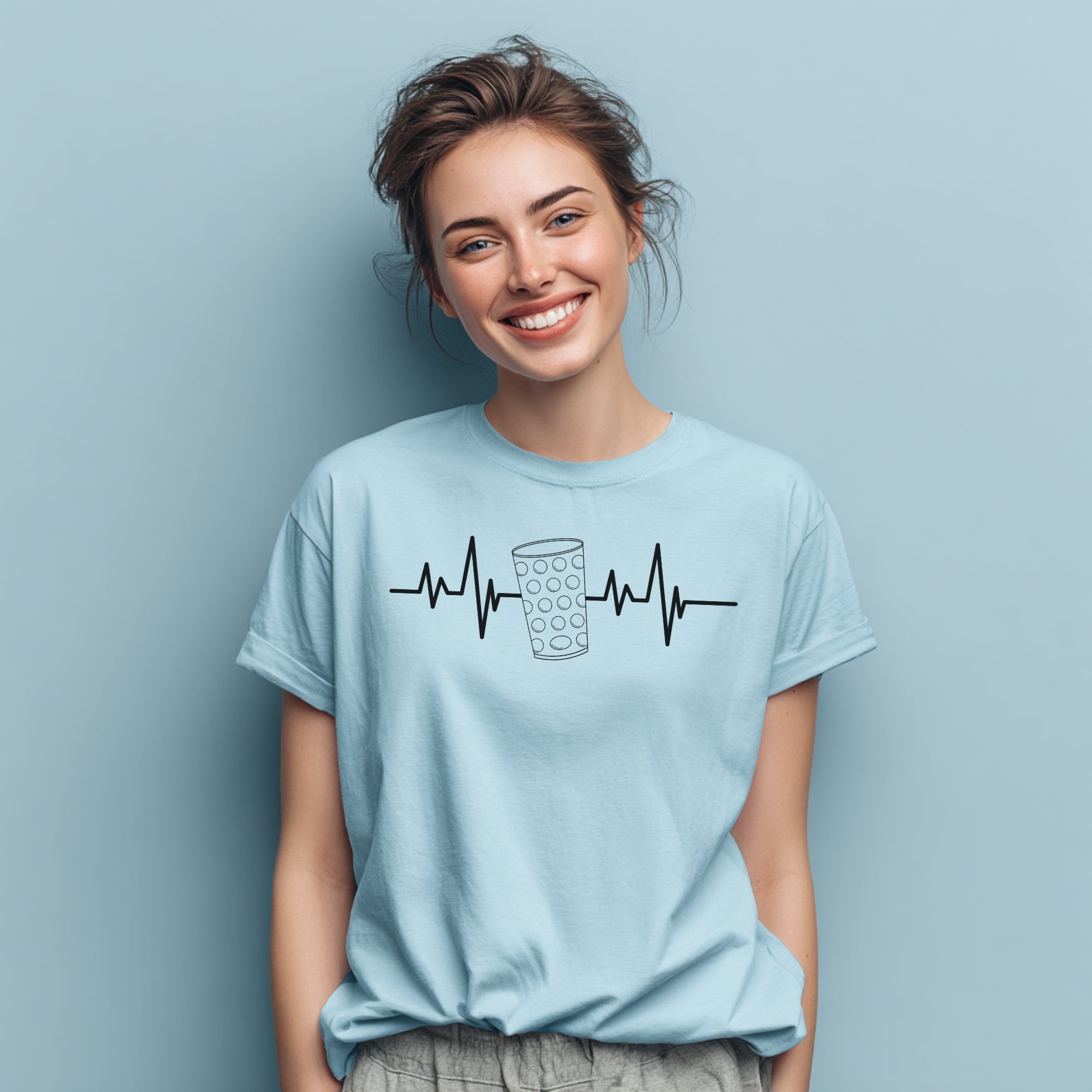 Modell trägt hellblaues T-Shirt mit Dubbeglas und Herzschlag-Motiv, lustiges Weinshirt für Pfalzfans
