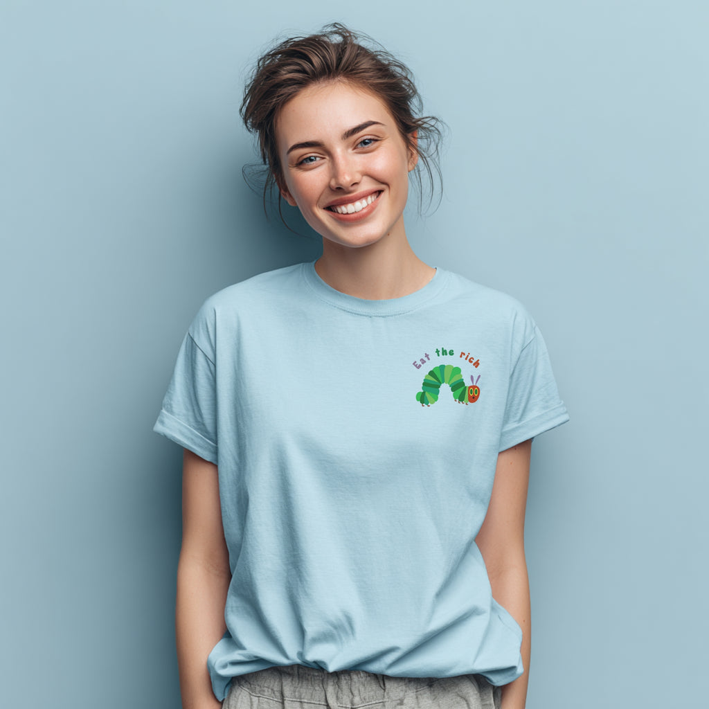 Modell trägt hellblaues T-Shirt mit Raupe Nimmersatt und „Eat the Rich“ Brustaufdruck, politisches Statement-Shirt
