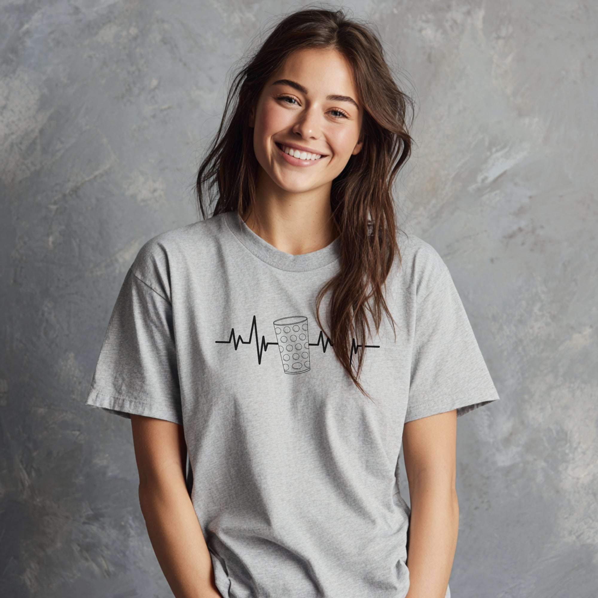 Modell trägt hellgraues T-Shirt mit Dubbeglas und Herzschlag-Motiv, lustiges Weinshirt für Pfalzfans