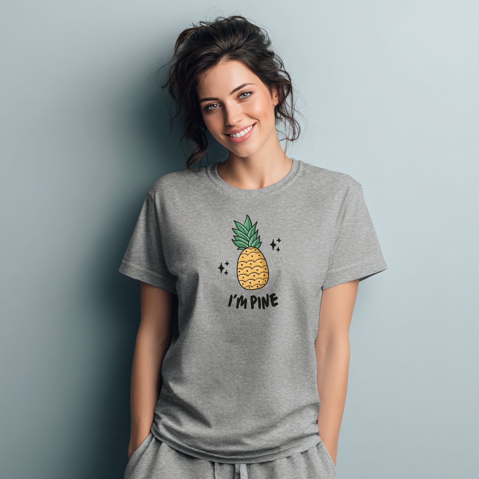 Modell trägt hellgraues T-Shirt mit Ananas und „I'm Pine“-Aufdruck, lustiges Spruchshirt