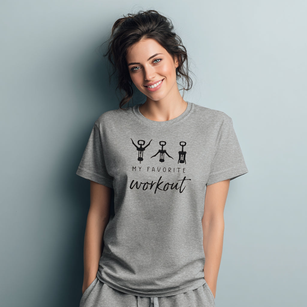 Modell trägt hellgraues T-Shirt mit „My favourite Workout“ Korkenzieher-Hampelmann Motiv, Unisex, Frontdruck
