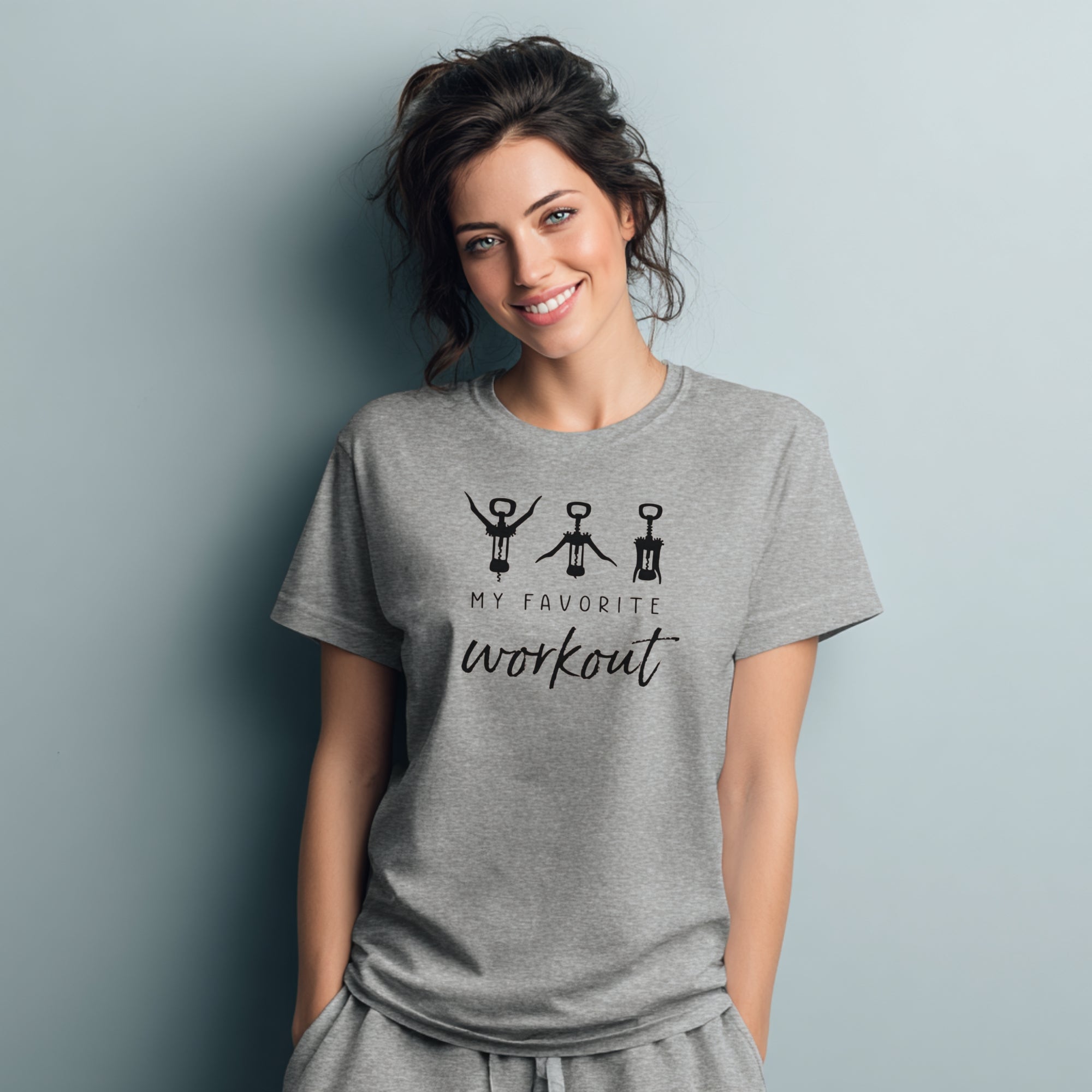 Modell trägt hellgraues T-Shirt mit „My favourite Workout“ Korkenzieher-Hampelmann Motiv, Unisex, Frontdruck