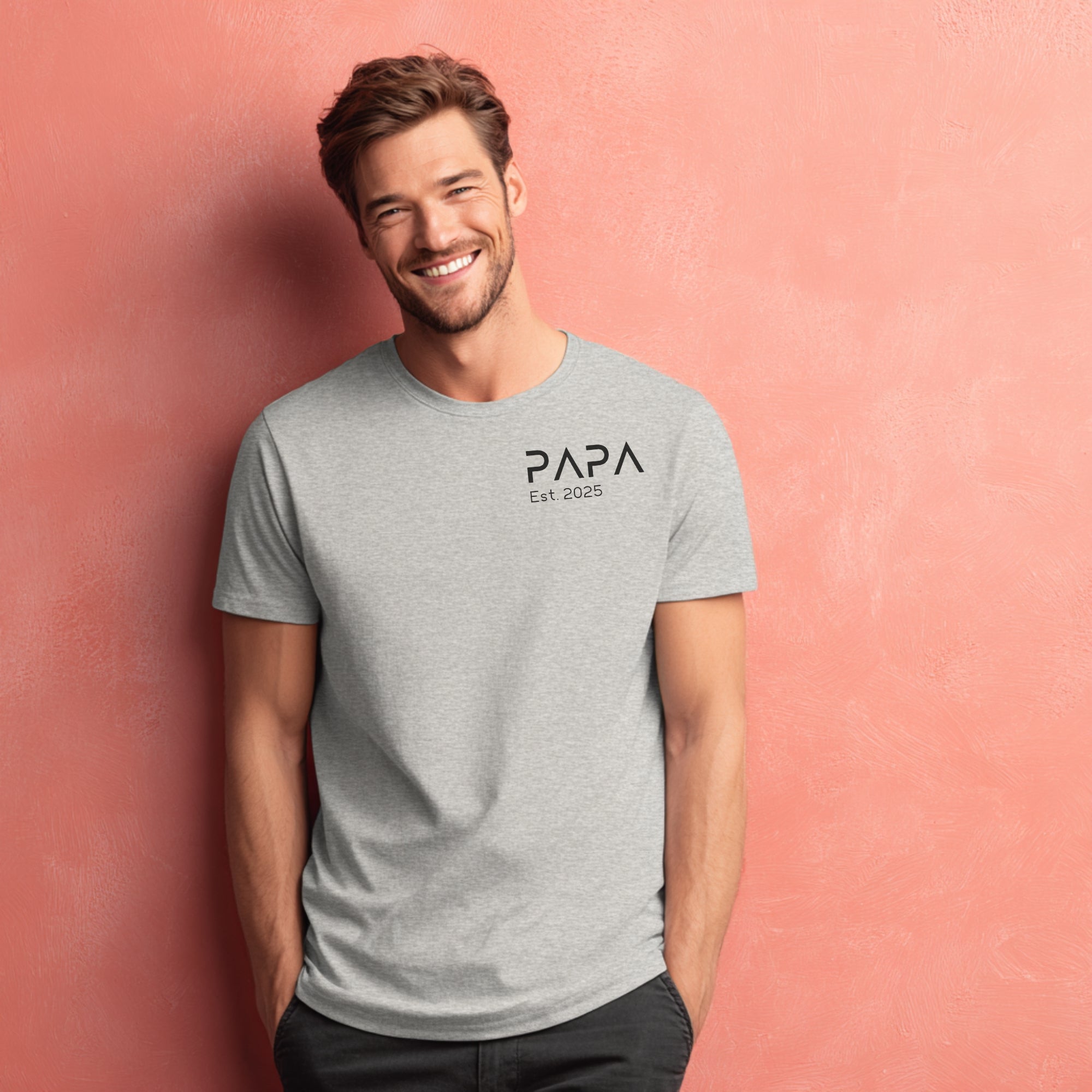 Modell trägt hellgraues T-Shirt mit „Papa“ Schriftzug und personalisierbarem Jahr, Geschenk für Väter