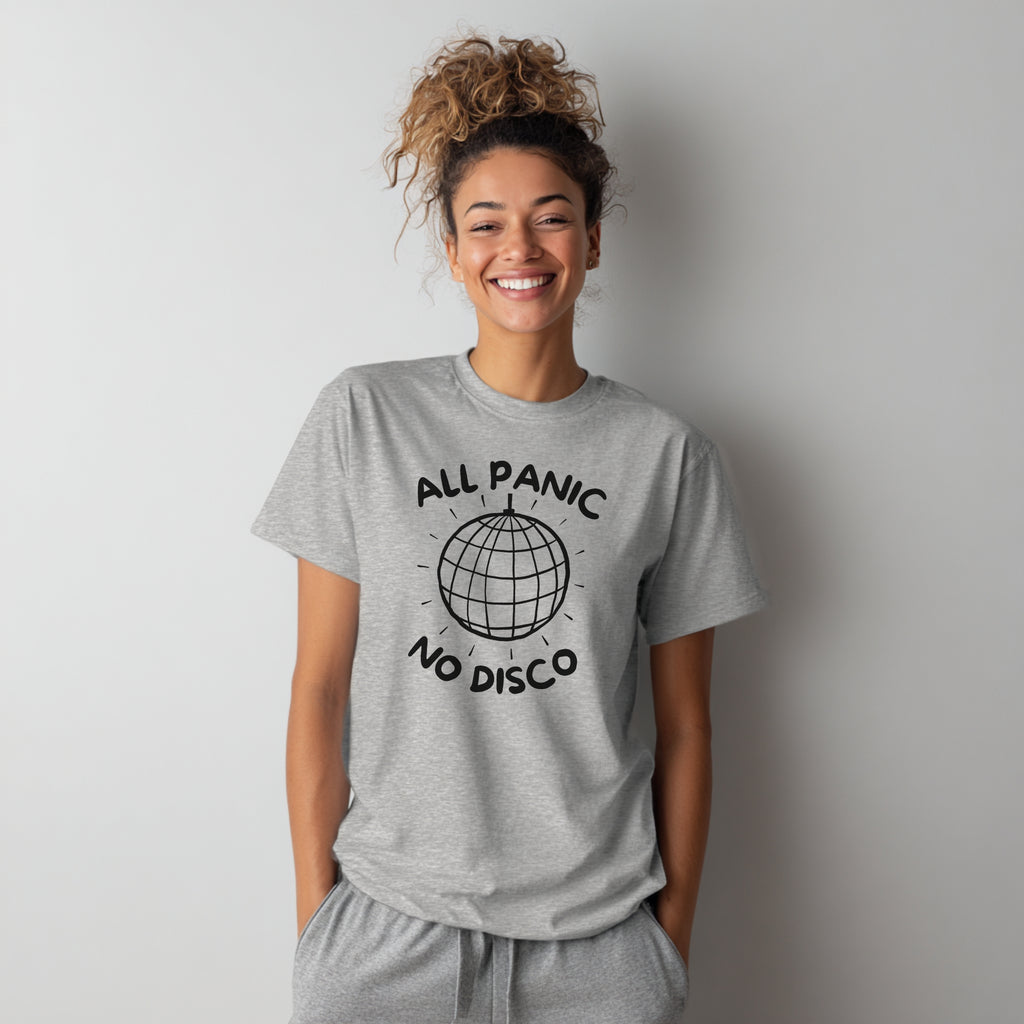 Modell trägt hellgraues T-Shirt mit „All Panic No Disco“ und Discokugel-Design, lustiges Partyshirt