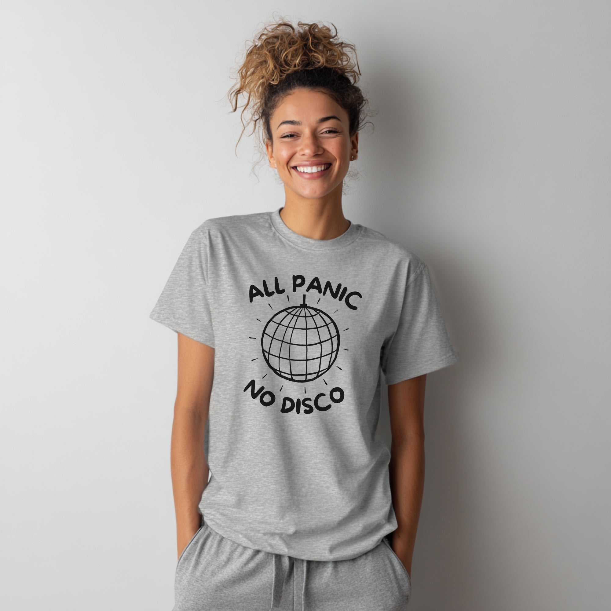 Modell trägt hellgraues T-Shirt mit „All Panic No Disco“ und Discokugel-Design, lustiges Partyshirt