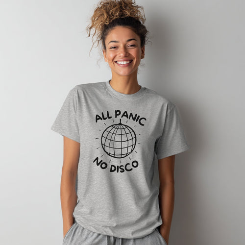 Modell trägt hellgraues T-Shirt mit „All Panic No Disco“ und Discokugel-Design, lustiges Partyshirt