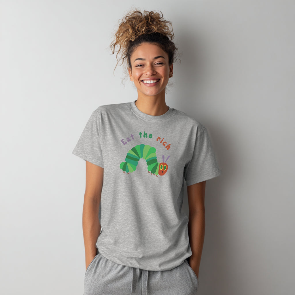 Modell trägt hellgraues T-Shirt mit Raupe Nimmersatt und „Eat the Rich“-Schriftzug, Unisex Statement-Shirt