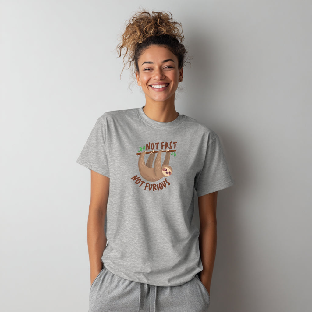 Modell trägt hellgraues T-Shirt mit Faultier und „Not Fast Not Furious“-Spruch, lustiges Shirt