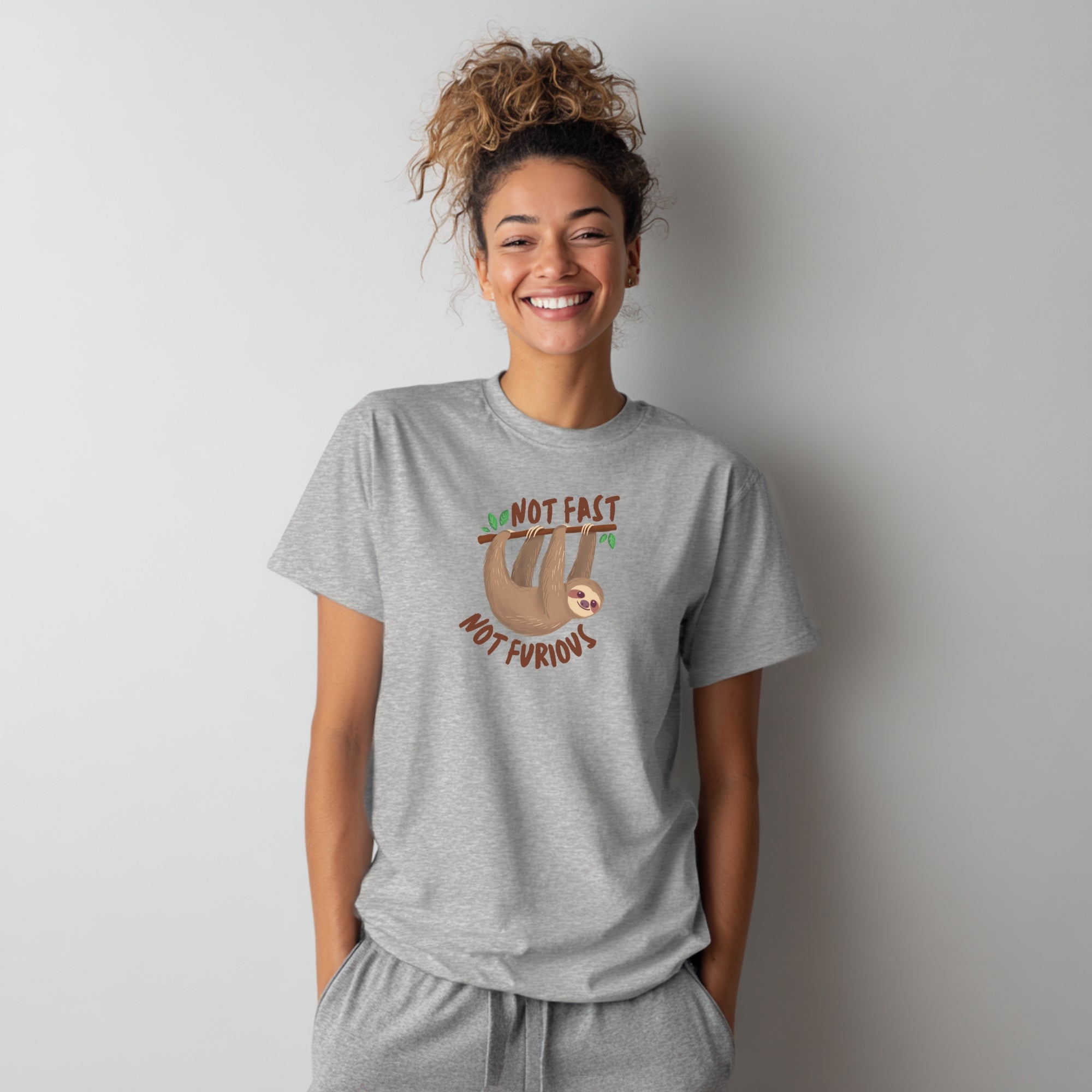 Modell trägt hellgraues T-Shirt mit Faultier und „Not Fast Not Furious“-Spruch, lustiges Shirt