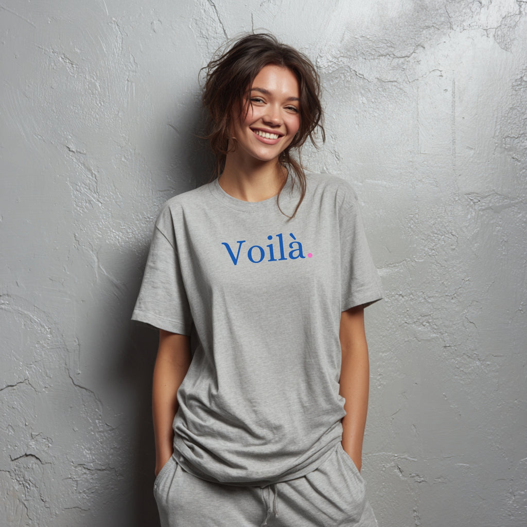 Modell trägt hellgraues T-Shirt mit dezentem „Voilà“-Aufdruck im französischen Stil